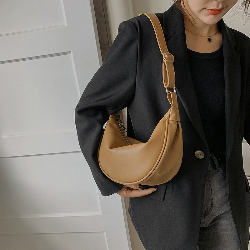 Half Moon Kleine Umhängetasche – Luxury Bags Trend 2025 Bewertung und Preis